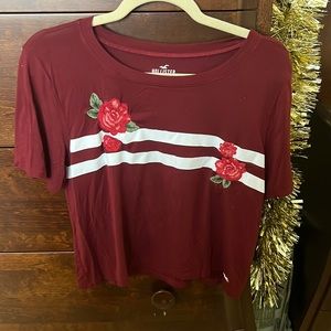 HOLLISTER - easy tee in burgundy with flowers